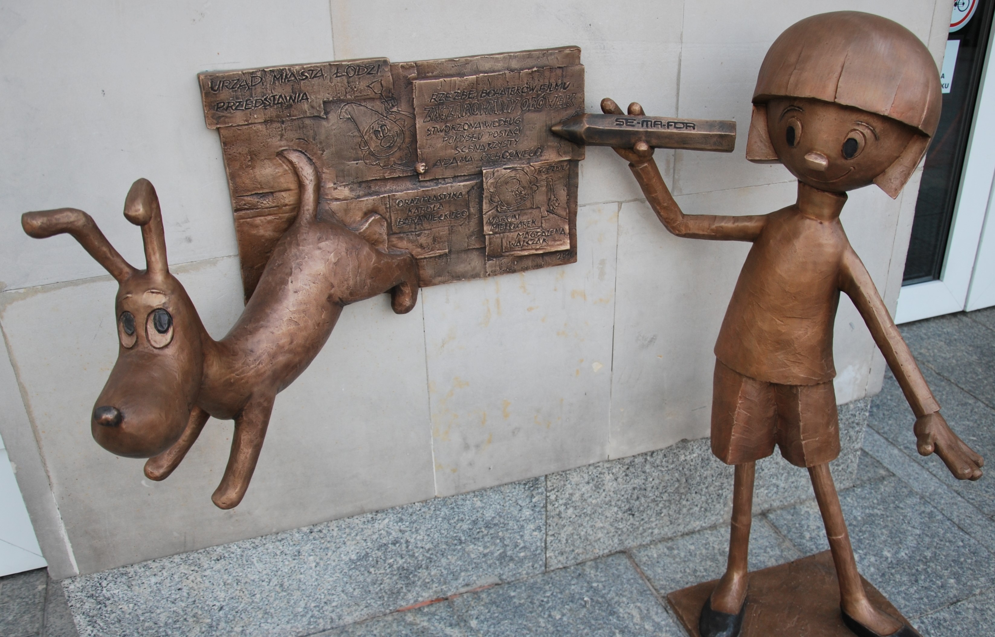 Sculpture_of_main_characters_from_cartoon_'Zaczarowany_ołówek',_Łódź_Culture_Center